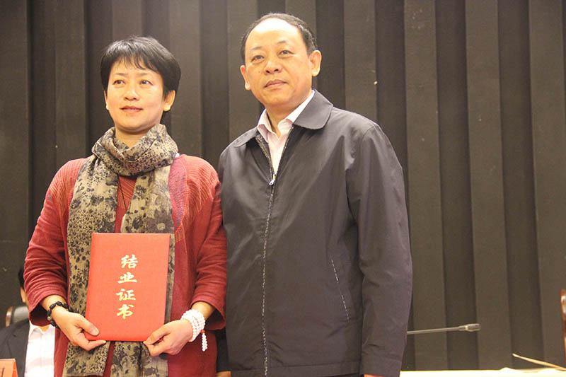 中国文联副主席夏潮为学员谢琳颁发结业证书(何瑞涓 摄)