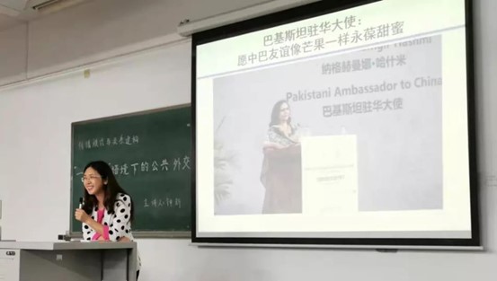 钟新,中国人民大学公共外交研究院副院长,中国人民大学新闻学院教授、博士生导师,新闻与社会发展研究中心研究员。