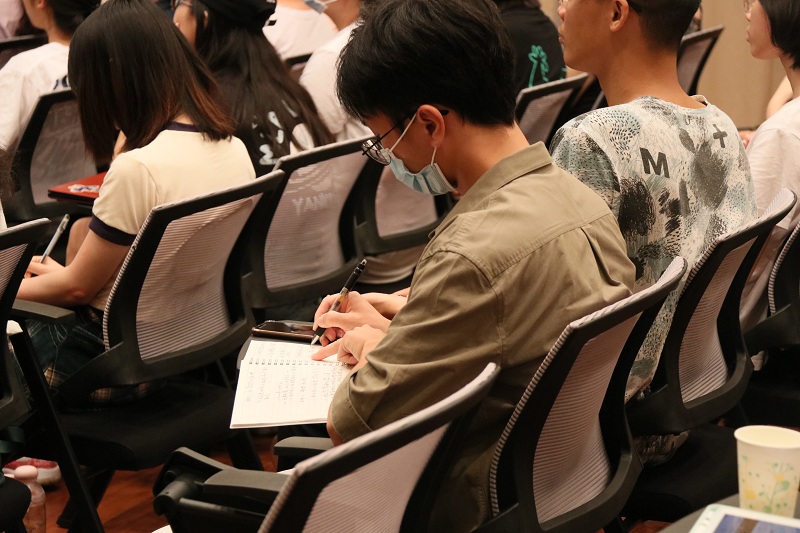 听课同学认真做笔记(吴思怡 摄)